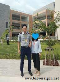 nhan vien bao ve voi ngoai hinh gay sot mang xa hoi